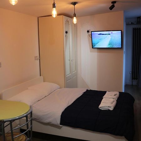 Self Contained, Double Bed Studio, Private Kitchen, Private Bath, Walking Distance To Harry Potter 왓퍼드 외부 사진