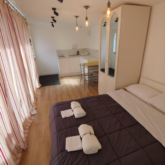 Self Contained, Double Bed Studio, Private Kitchen, Private Bath, Walking Distance To Harry Potter 왓퍼드 외부 사진