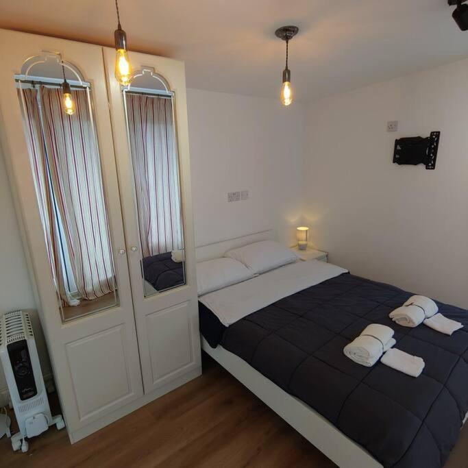 Self Contained, Double Bed Studio, Private Kitchen, Private Bath, Walking Distance To Harry Potter 왓퍼드 외부 사진