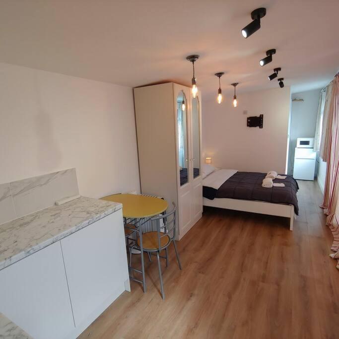 Self Contained, Double Bed Studio, Private Kitchen, Private Bath, Walking Distance To Harry Potter 왓퍼드 외부 사진