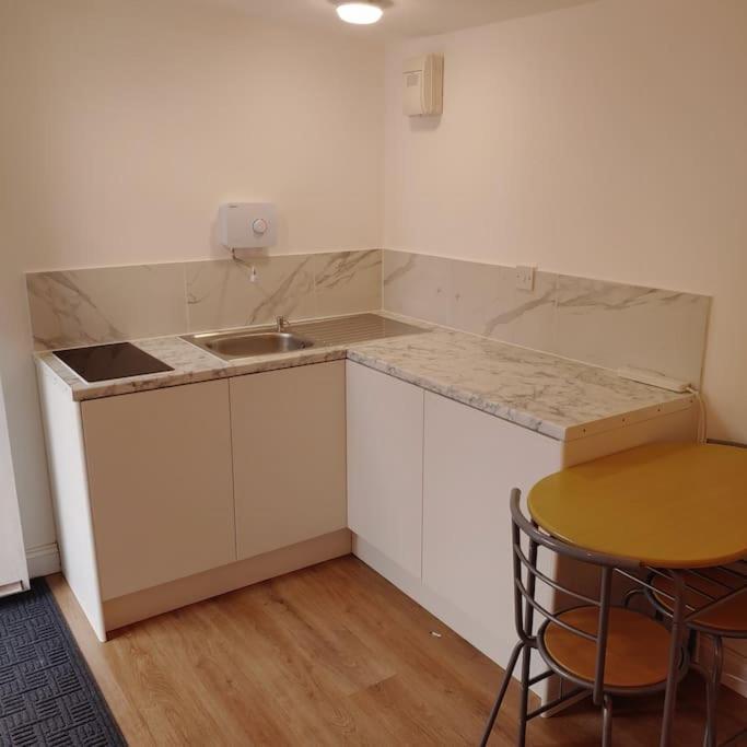 Self Contained, Double Bed Studio, Private Kitchen, Private Bath, Walking Distance To Harry Potter 왓퍼드 외부 사진