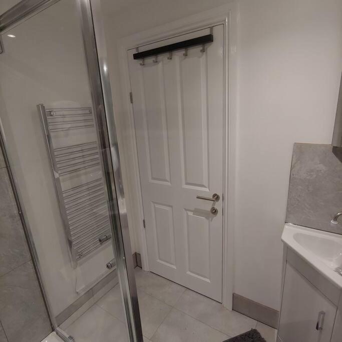 Self Contained, Double Bed Studio, Private Kitchen, Private Bath, Walking Distance To Harry Potter 왓퍼드 외부 사진