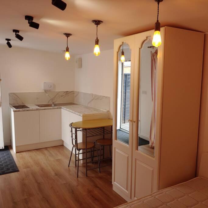 Self Contained, Double Bed Studio, Private Kitchen, Private Bath, Walking Distance To Harry Potter 왓퍼드 외부 사진