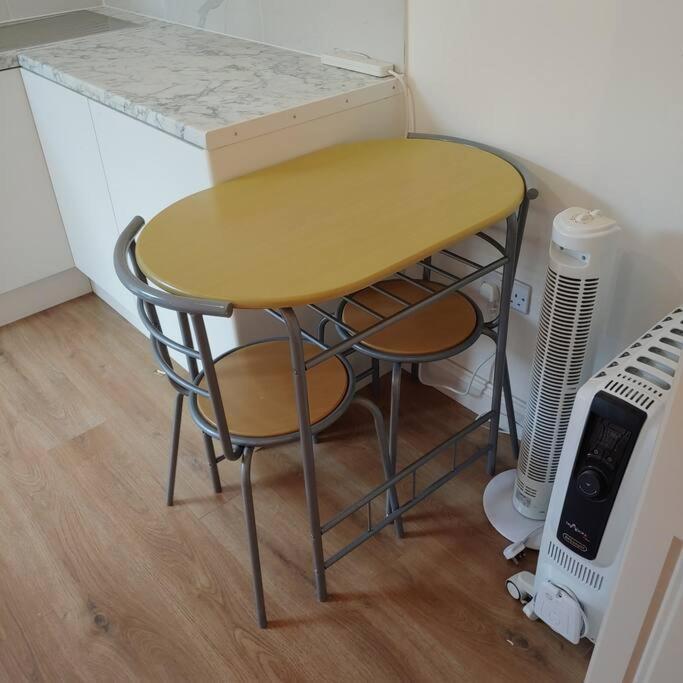 Self Contained, Double Bed Studio, Private Kitchen, Private Bath, Walking Distance To Harry Potter 왓퍼드 외부 사진