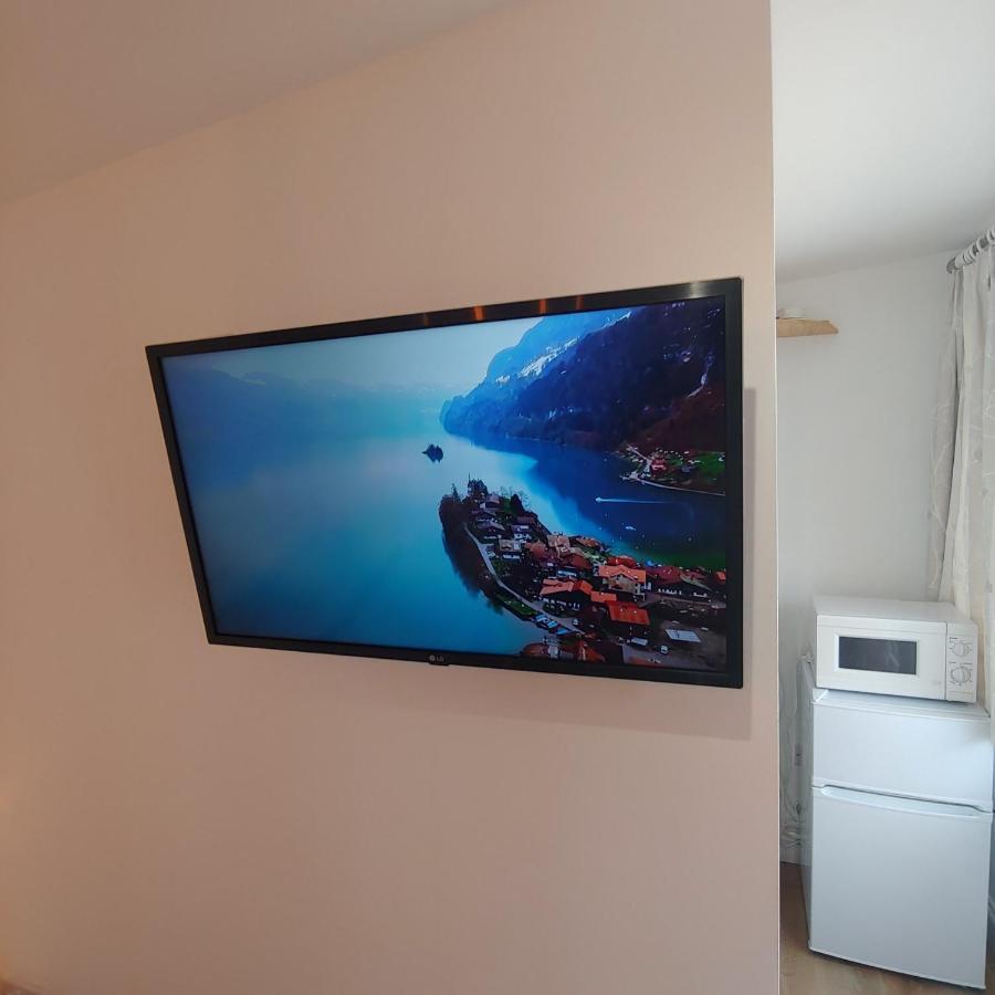 Self Contained, Double Bed Studio, Private Kitchen, Private Bath, Walking Distance To Harry Potter 왓퍼드 외부 사진