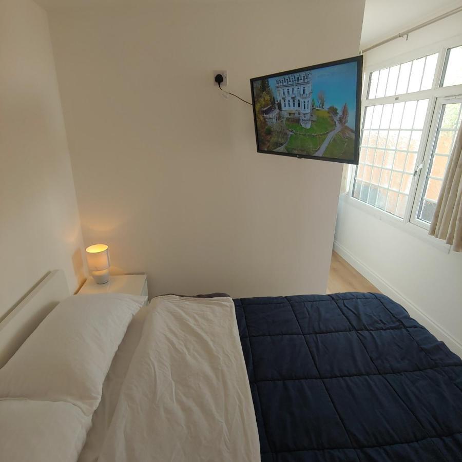 Self Contained, Double Bed Studio, Private Kitchen, Private Bath, Walking Distance To Harry Potter 왓퍼드 외부 사진