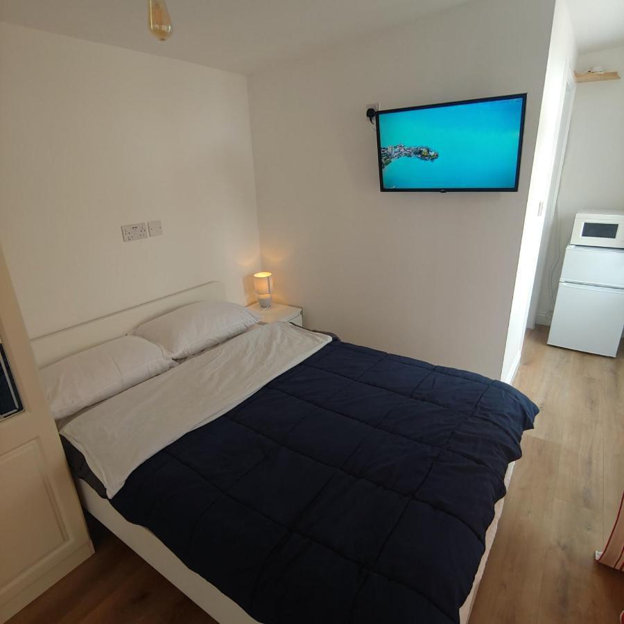 Self Contained, Double Bed Studio, Private Kitchen, Private Bath, Walking Distance To Harry Potter 왓퍼드 외부 사진