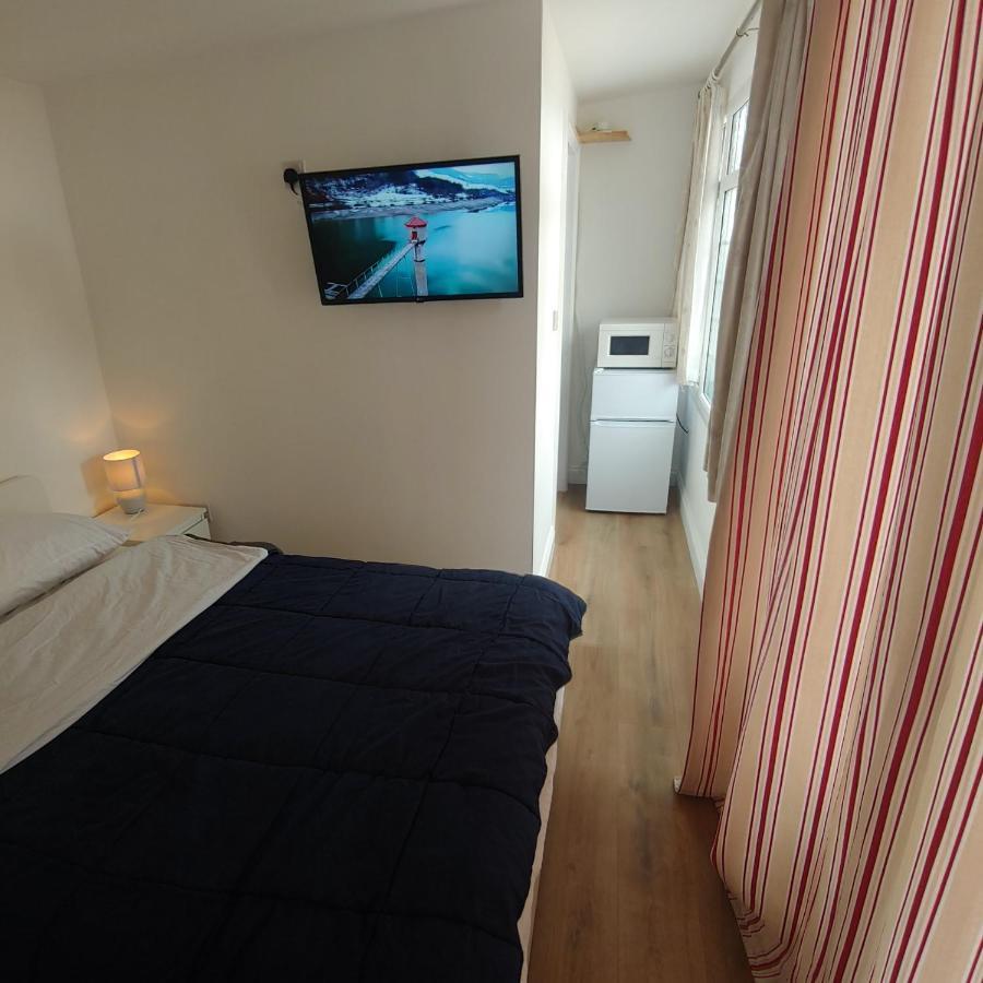 Self Contained, Double Bed Studio, Private Kitchen, Private Bath, Walking Distance To Harry Potter 왓퍼드 외부 사진