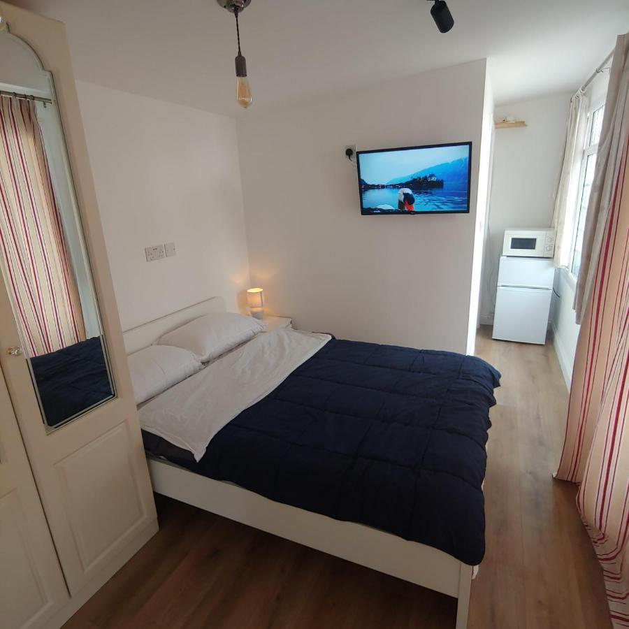 Self Contained, Double Bed Studio, Private Kitchen, Private Bath, Walking Distance To Harry Potter 왓퍼드 외부 사진