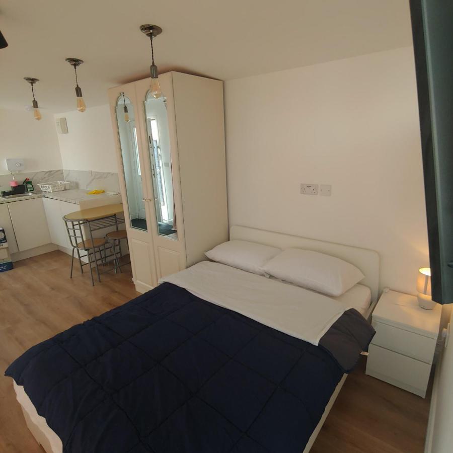 Self Contained, Double Bed Studio, Private Kitchen, Private Bath, Walking Distance To Harry Potter 왓퍼드 외부 사진