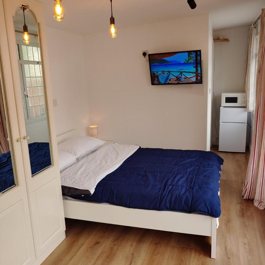 Self Contained, Double Bed Studio, Private Kitchen, Private Bath, Walking Distance To Harry Potter 왓퍼드 외부 사진