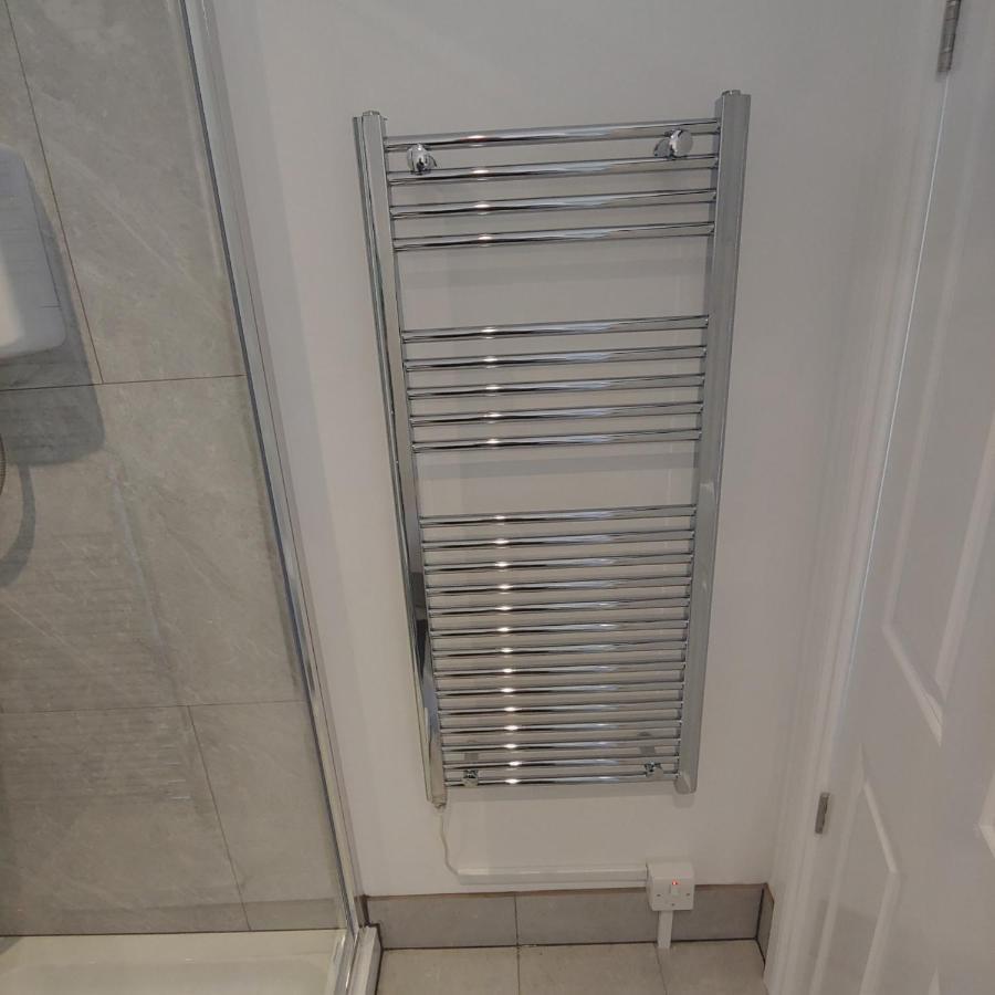 Self Contained, Double Bed Studio, Private Kitchen, Private Bath, Walking Distance To Harry Potter 왓퍼드 외부 사진