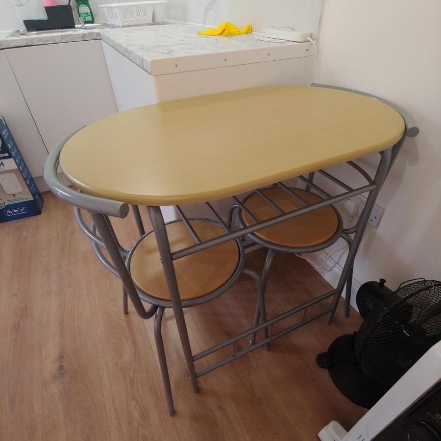Self Contained, Double Bed Studio, Private Kitchen, Private Bath, Walking Distance To Harry Potter 왓퍼드 외부 사진