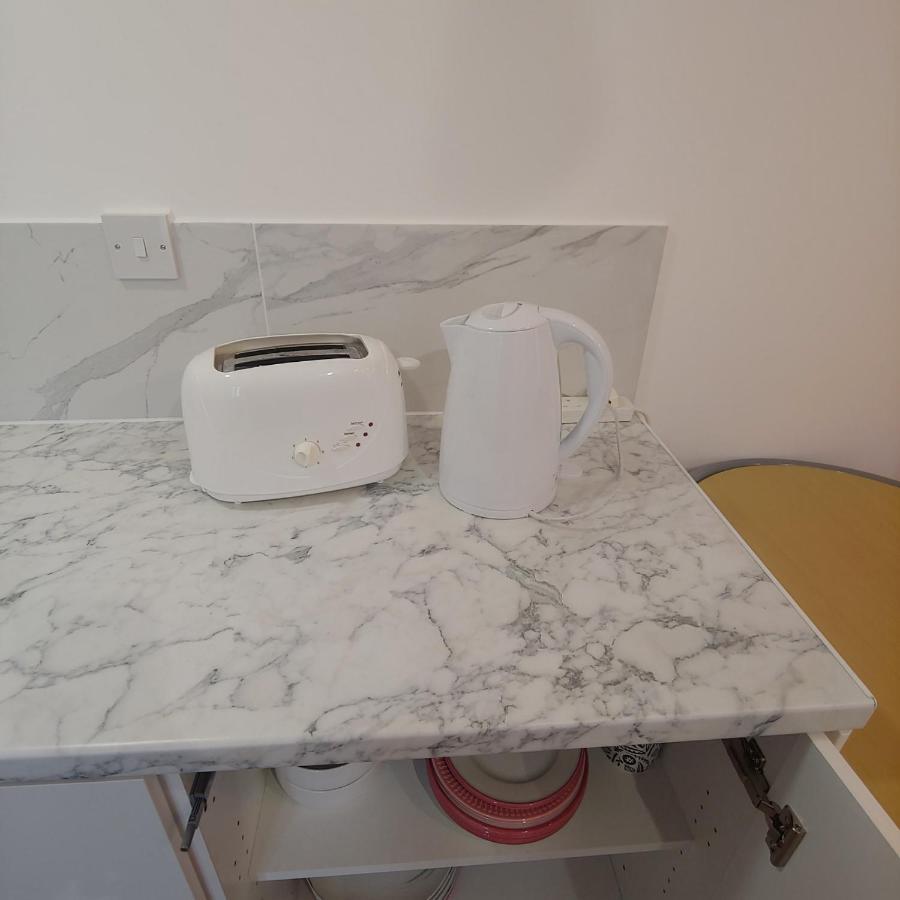 Self Contained, Double Bed Studio, Private Kitchen, Private Bath, Walking Distance To Harry Potter 왓퍼드 외부 사진