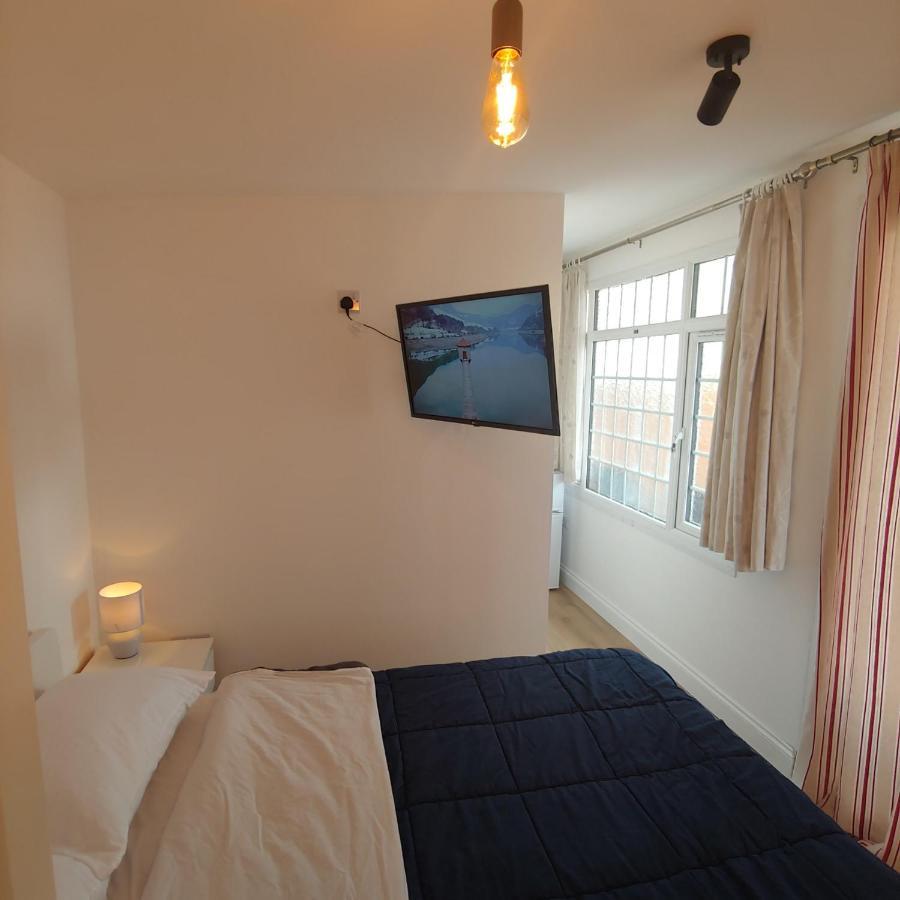 Self Contained, Double Bed Studio, Private Kitchen, Private Bath, Walking Distance To Harry Potter 왓퍼드 외부 사진