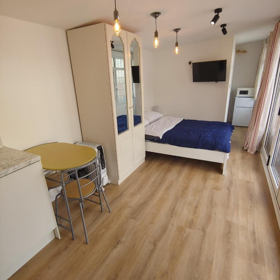 Self Contained, Double Bed Studio, Private Kitchen, Private Bath, Walking Distance To Harry Potter 왓퍼드 외부 사진