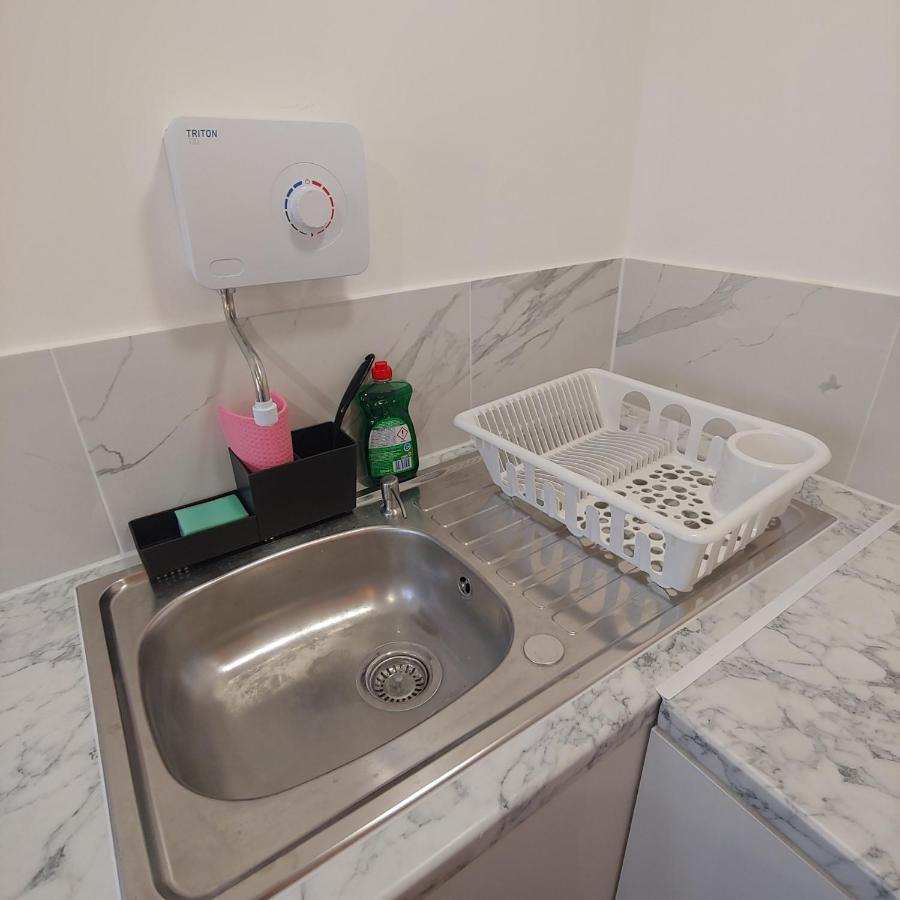 Self Contained, Double Bed Studio, Private Kitchen, Private Bath, Walking Distance To Harry Potter 왓퍼드 외부 사진