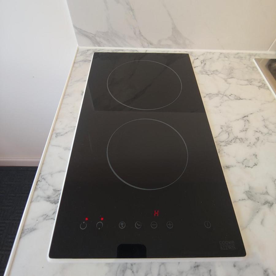 Self Contained, Double Bed Studio, Private Kitchen, Private Bath, Walking Distance To Harry Potter 왓퍼드 외부 사진