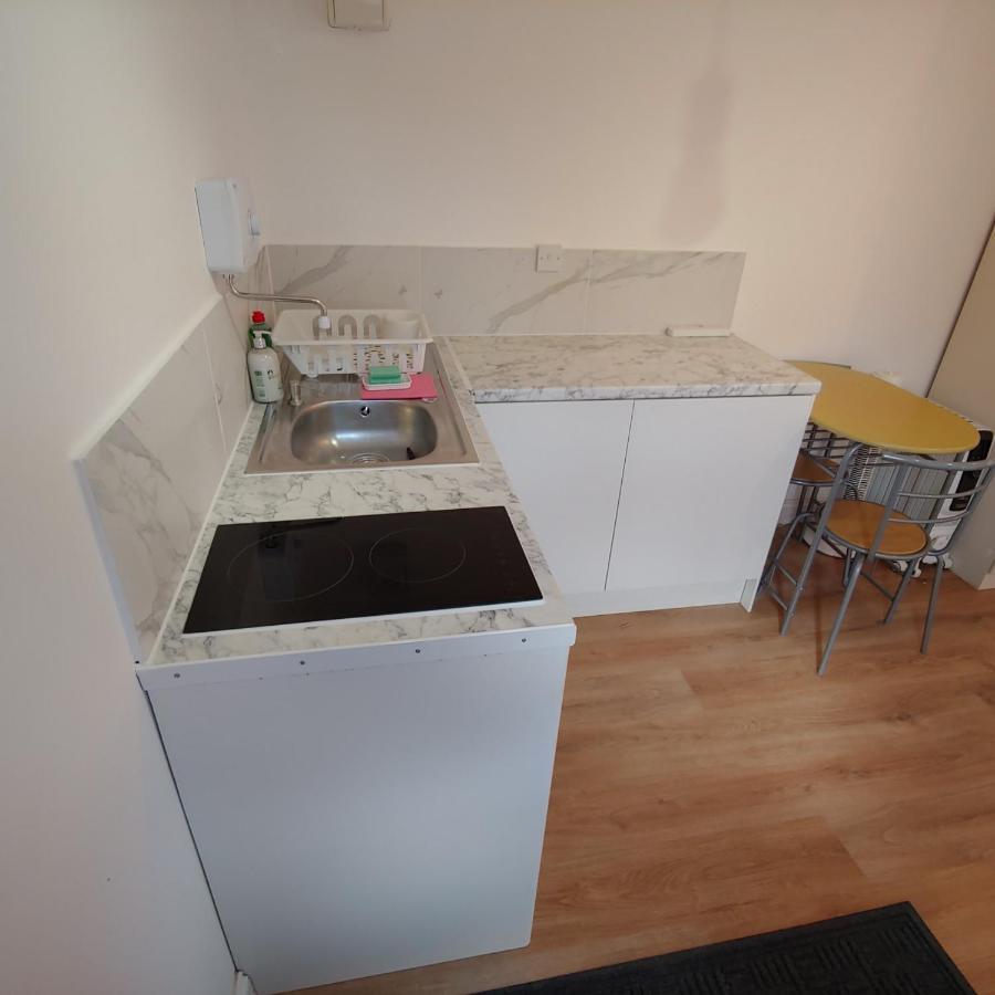 Self Contained, Double Bed Studio, Private Kitchen, Private Bath, Walking Distance To Harry Potter 왓퍼드 외부 사진