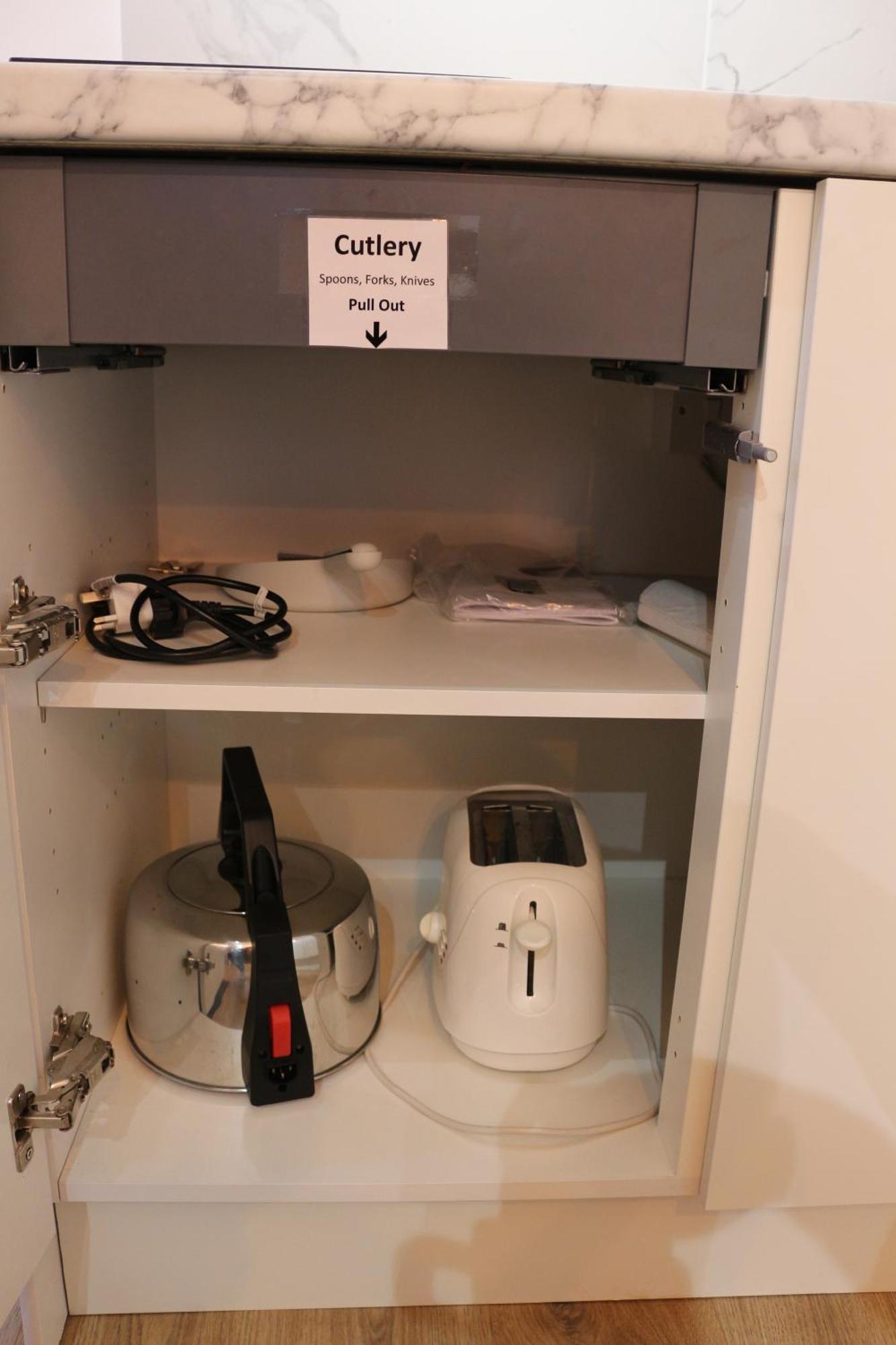 Self Contained, Double Bed Studio, Private Kitchen, Private Bath, Walking Distance To Harry Potter 왓퍼드 외부 사진