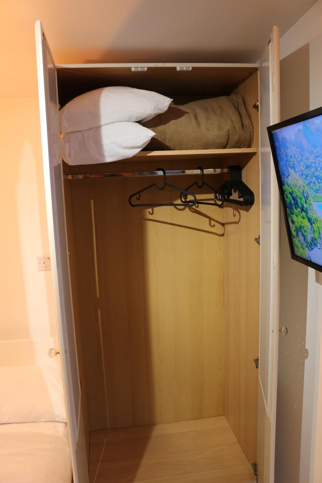 Self Contained, Double Bed Studio, Private Kitchen, Private Bath, Walking Distance To Harry Potter 왓퍼드 외부 사진