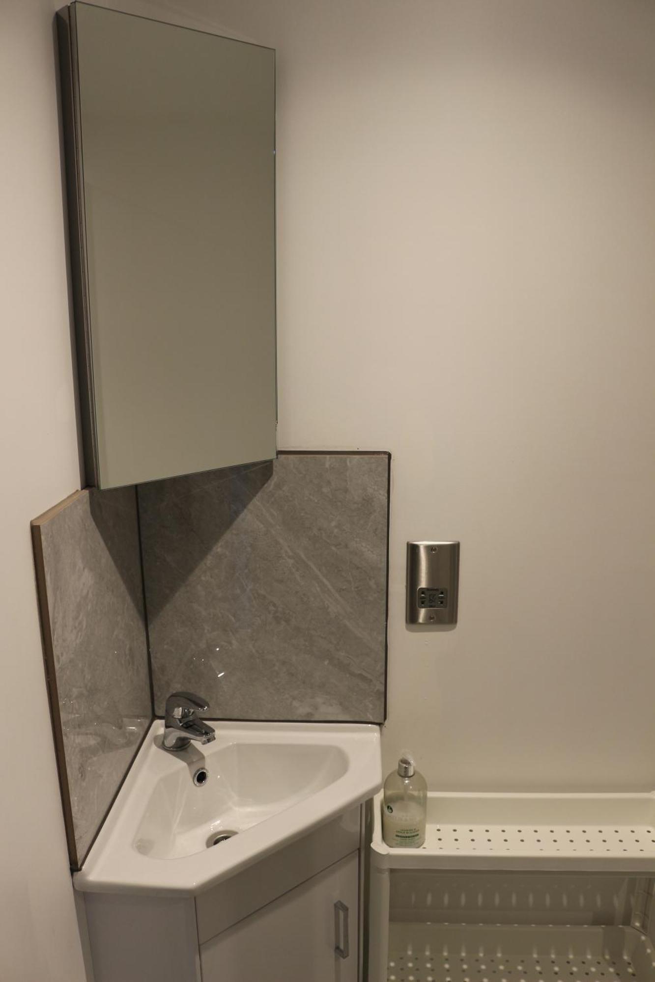 Self Contained, Double Bed Studio, Private Kitchen, Private Bath, Walking Distance To Harry Potter 왓퍼드 외부 사진