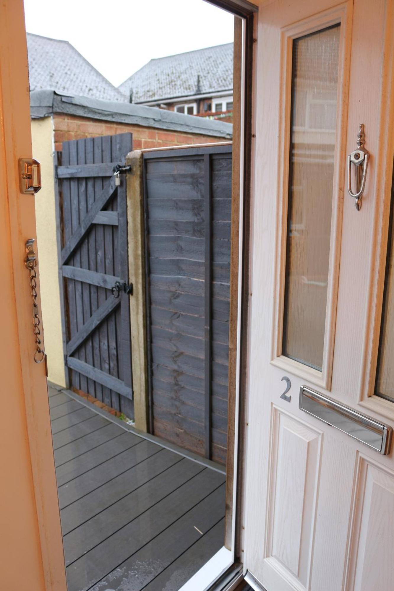 Self Contained, Double Bed Studio, Private Kitchen, Private Bath, Walking Distance To Harry Potter 왓퍼드 외부 사진