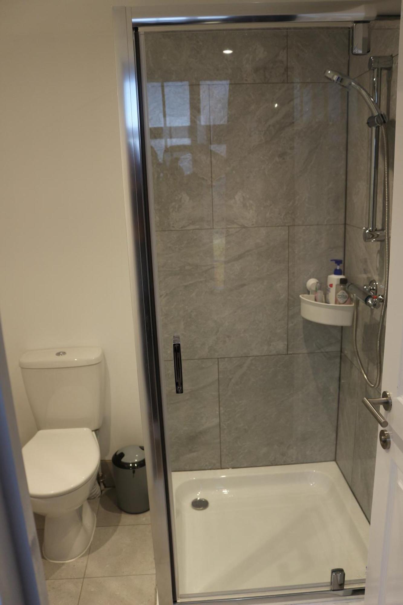 Self Contained, Double Bed Studio, Private Kitchen, Private Bath, Walking Distance To Harry Potter 왓퍼드 외부 사진