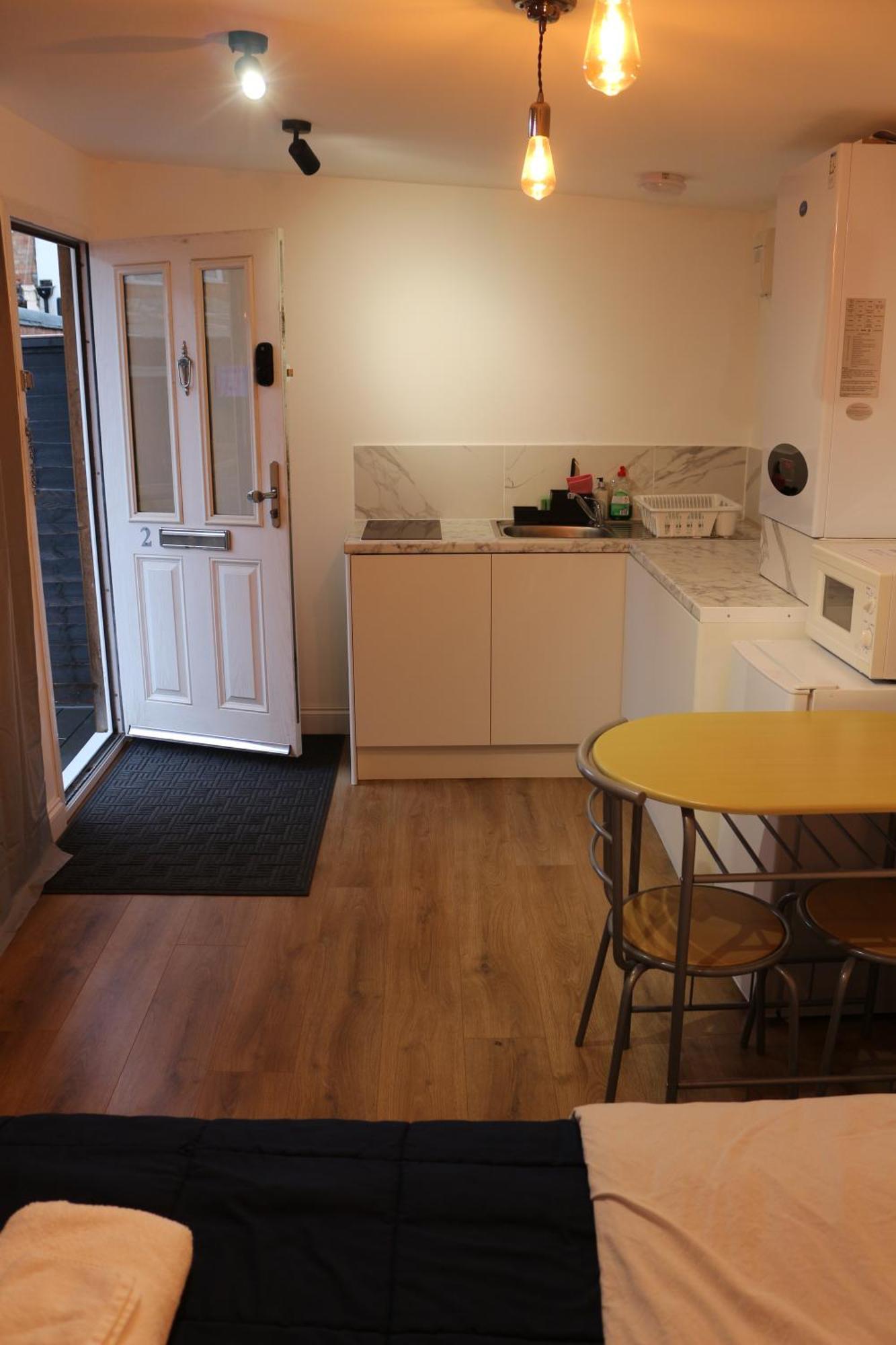 Self Contained, Double Bed Studio, Private Kitchen, Private Bath, Walking Distance To Harry Potter 왓퍼드 외부 사진