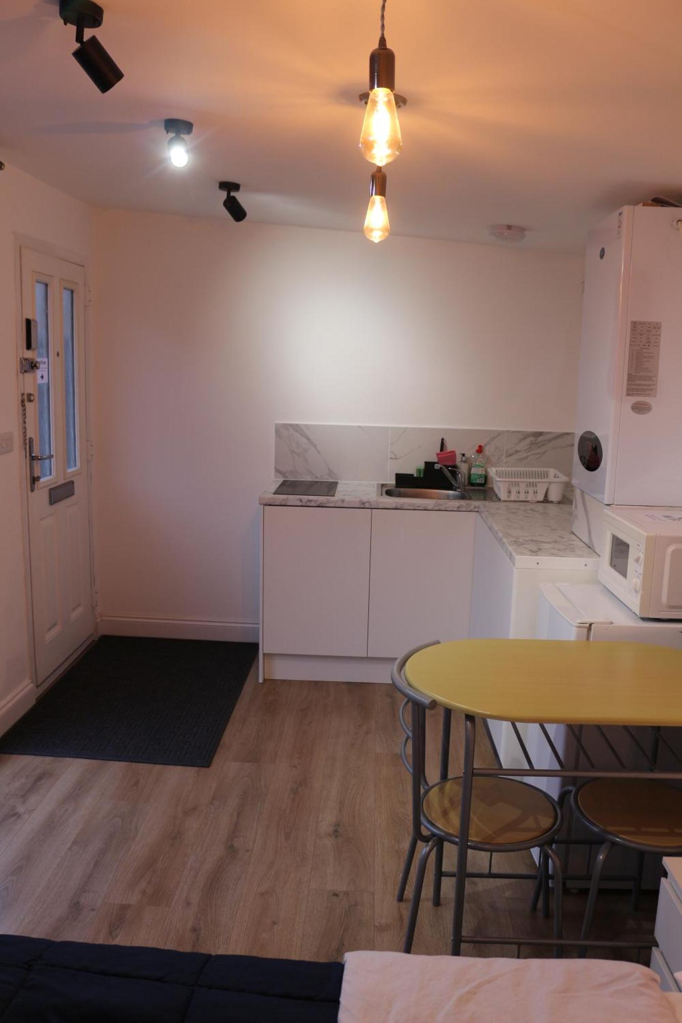 Self Contained, Double Bed Studio, Private Kitchen, Private Bath, Walking Distance To Harry Potter 왓퍼드 외부 사진