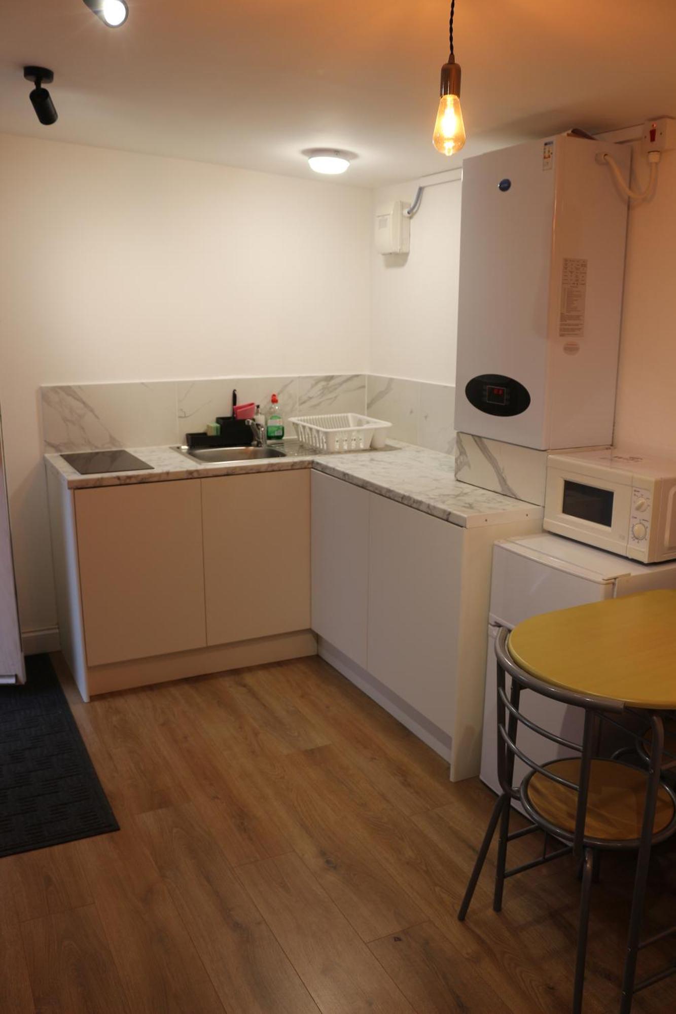 Self Contained, Double Bed Studio, Private Kitchen, Private Bath, Walking Distance To Harry Potter 왓퍼드 외부 사진