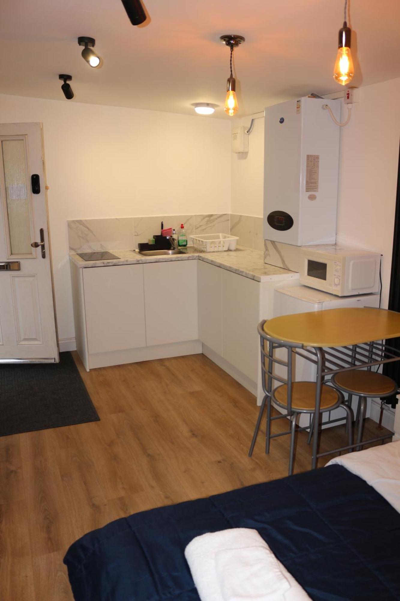 Self Contained, Double Bed Studio, Private Kitchen, Private Bath, Walking Distance To Harry Potter 왓퍼드 외부 사진