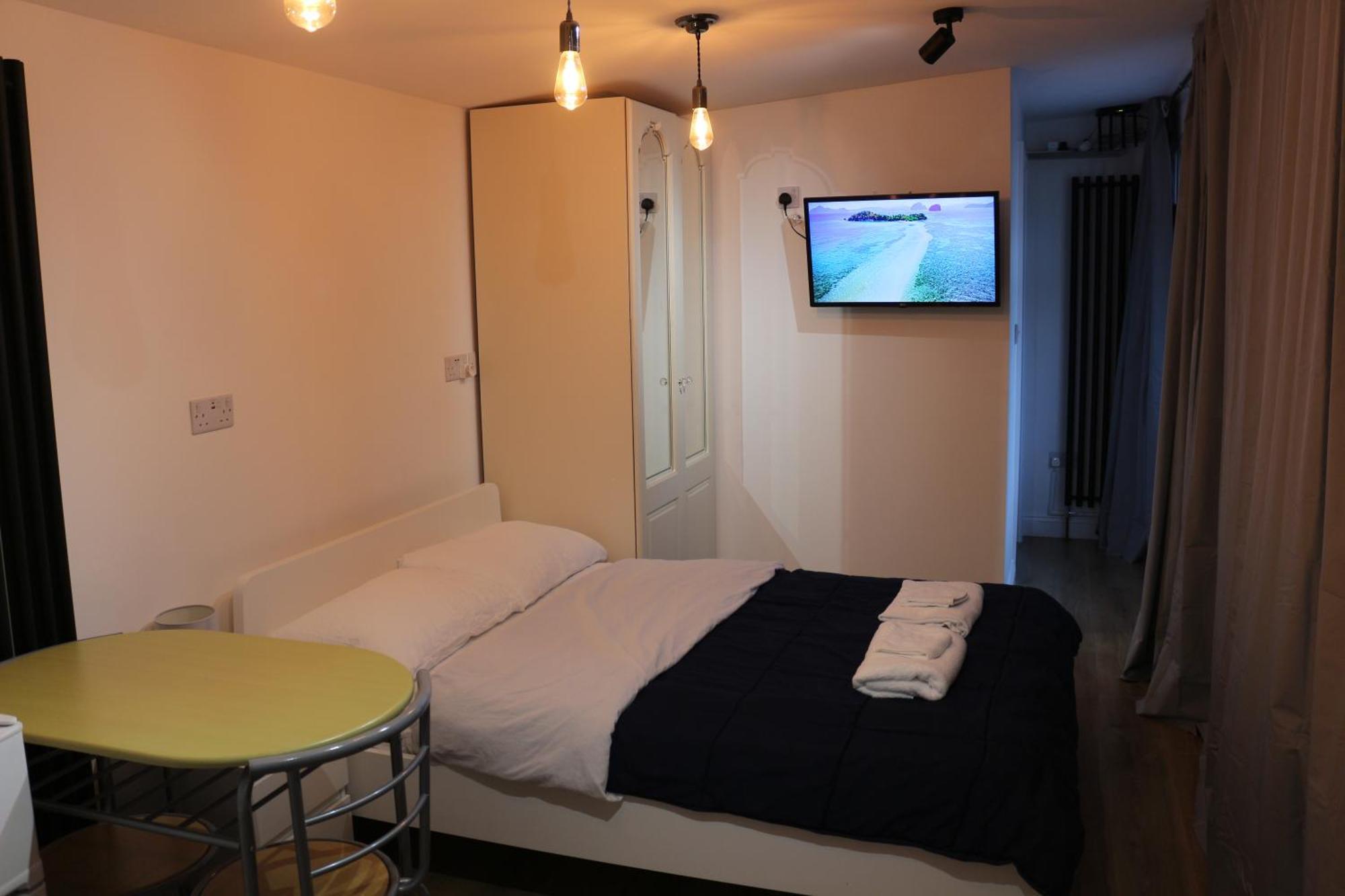 Self Contained, Double Bed Studio, Private Kitchen, Private Bath, Walking Distance To Harry Potter 왓퍼드 외부 사진