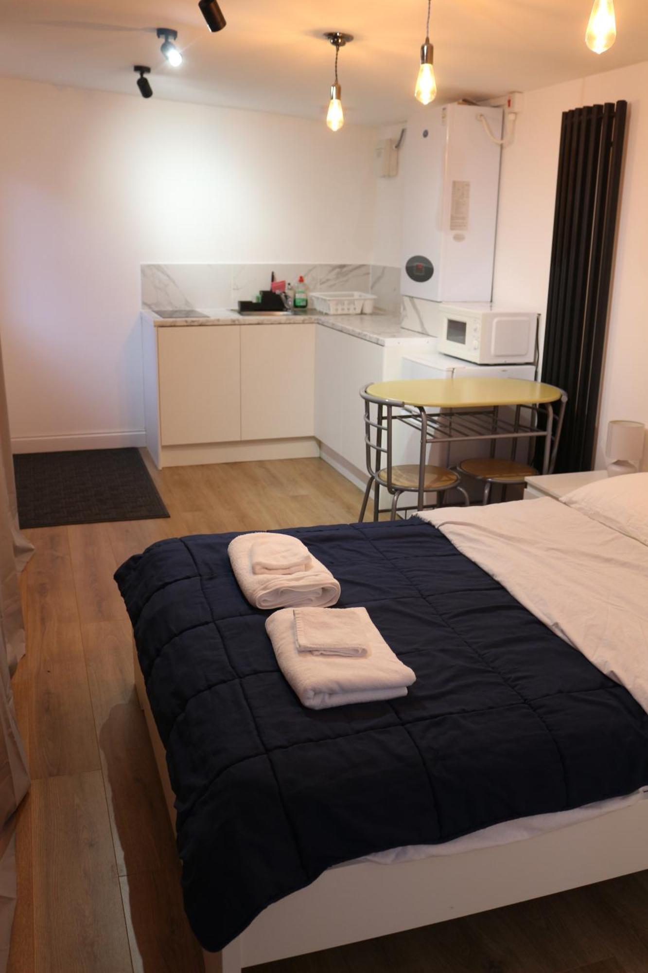 Self Contained, Double Bed Studio, Private Kitchen, Private Bath, Walking Distance To Harry Potter 왓퍼드 외부 사진