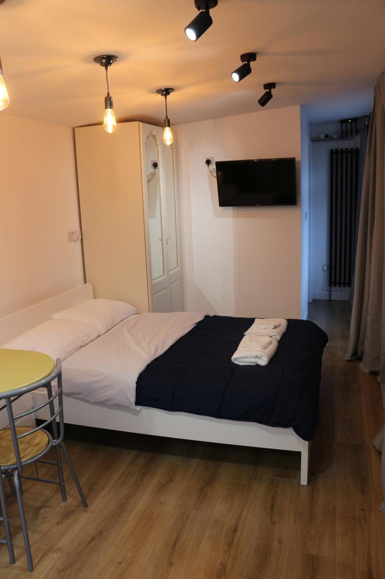 Self Contained, Double Bed Studio, Private Kitchen, Private Bath, Walking Distance To Harry Potter 왓퍼드 외부 사진