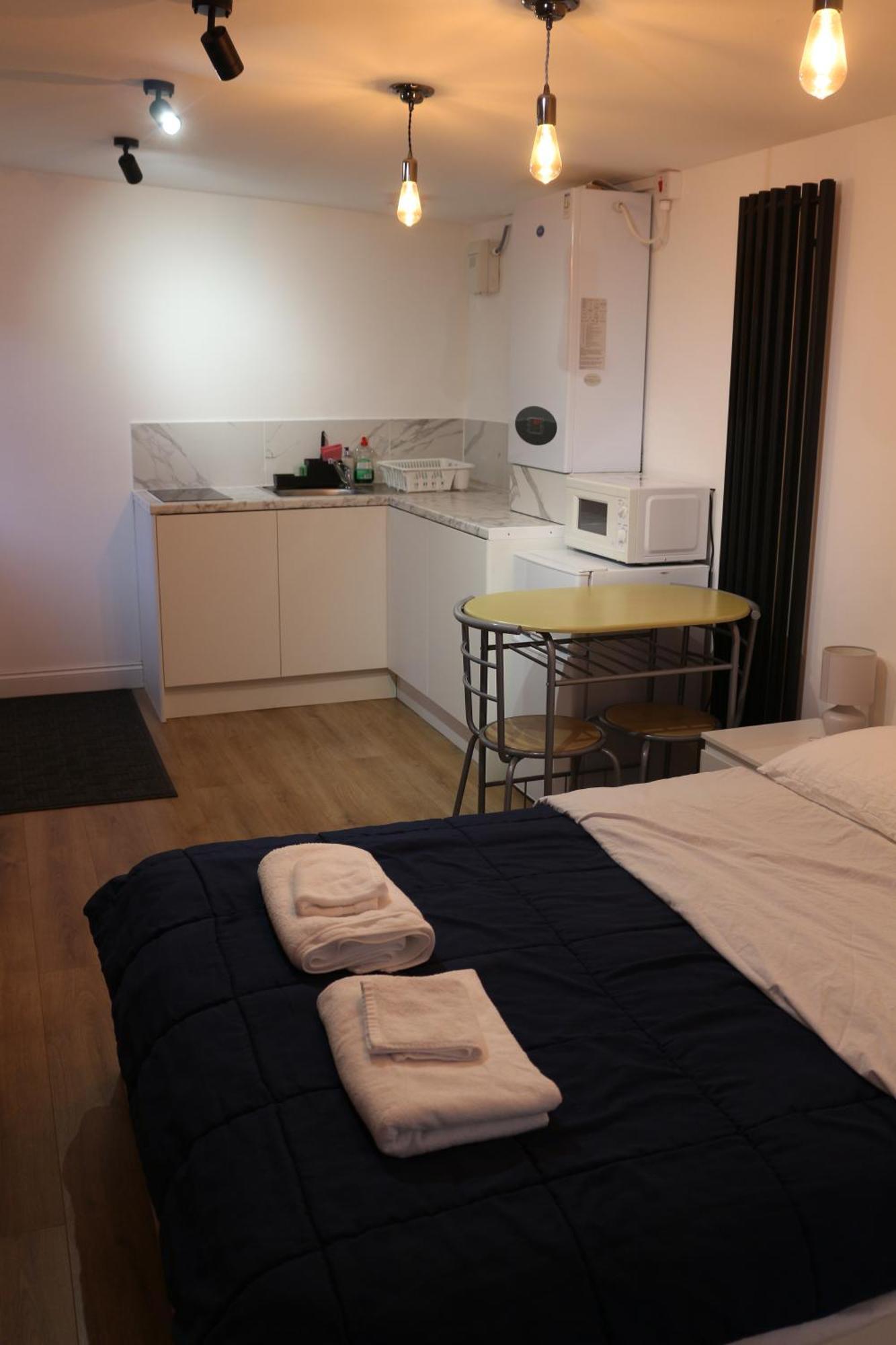 Self Contained, Double Bed Studio, Private Kitchen, Private Bath, Walking Distance To Harry Potter 왓퍼드 외부 사진