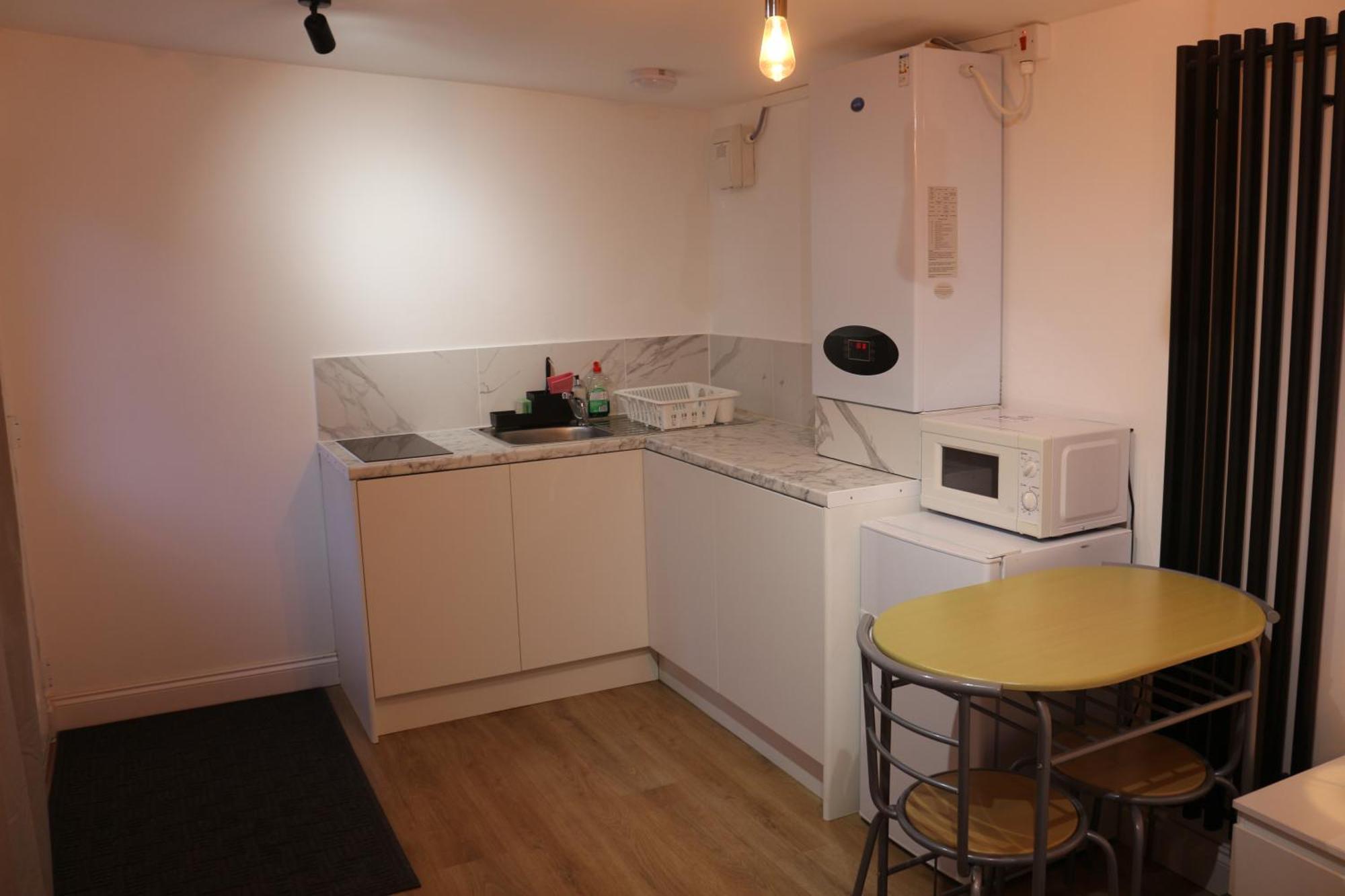 Self Contained, Double Bed Studio, Private Kitchen, Private Bath, Walking Distance To Harry Potter 왓퍼드 외부 사진